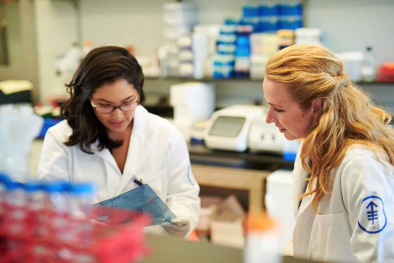 Cell biologist Lydia Finley talks with graduate student Jossie Yashinskie