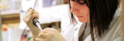 Gerstner Sloan Kettering first-year student Armine Matevossian conducts an experiment.